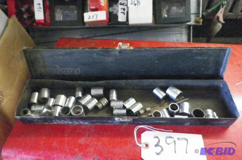 lot 397 image: Old Pittsburg Tool Box wSockets