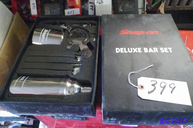 lot 399 image: Snap-on Deluxe Bar Set Each Item has Snap-on Logo