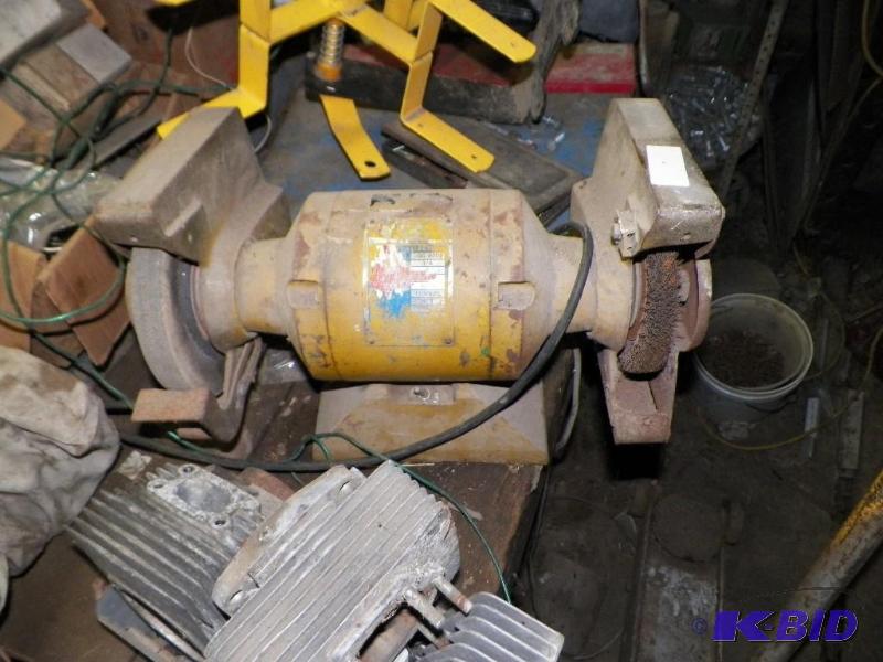 lot 40 image: KT Model No. BG800 Industrial Rated Grinder wSteel Brush Works