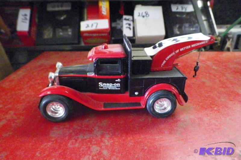 lot 432 image: Metal Snap-on Bank wKey