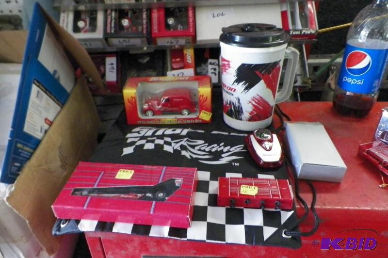 lot 437 image: Lot of Snap-on Items in Snap-on Racing Bag