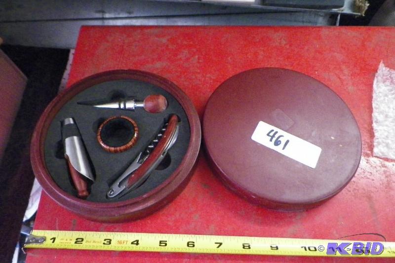 lot 461 image: Snap-on 4 Piece Bar Set in Wood Box