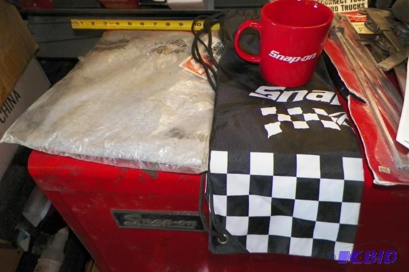 lot 515 image: Snap-on T-Shirt XL & Red Coffee Cup in Racing Backpack wDrawstring