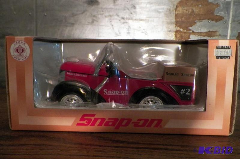 lot 545 image: Snap-on 1941 Garton Package Truck Pedal Car
