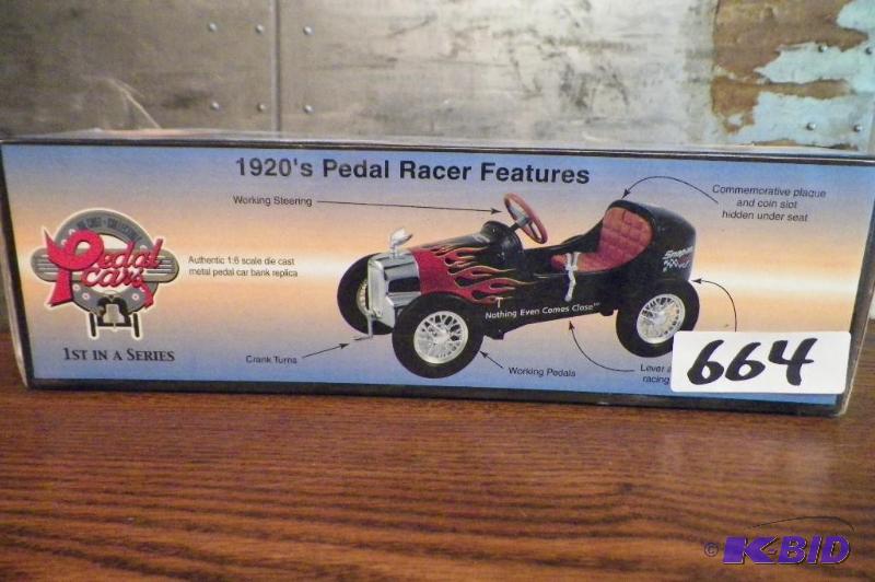 lot 664 image: Snap-on 19202 Pedal Racer Bank with Toolbox