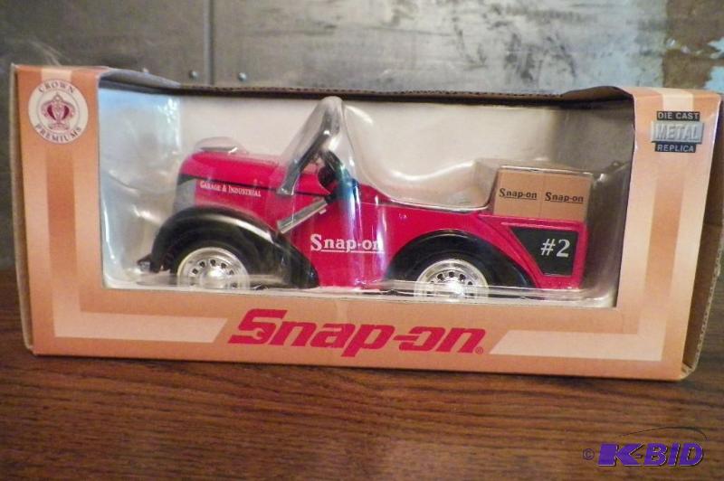 lot 668 image: Snap-on 1941 Garton Truck Pedal Car Bank