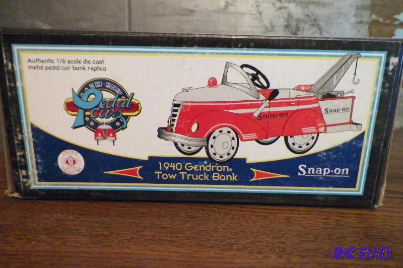 lot 669 image: Snap-on 1940 Gendron Tow Truck Bank