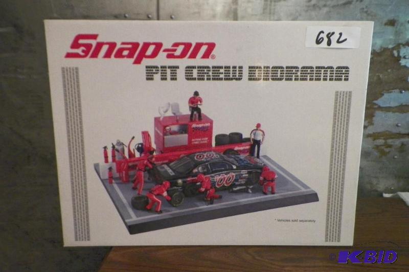 lot 682 image: Snap-on Pit Crew Diorama