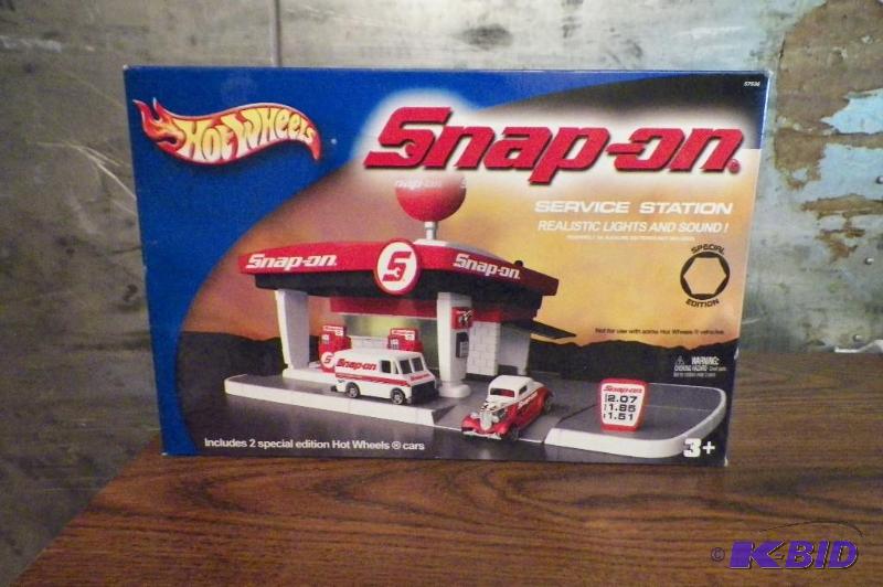lot 688 image: Snap-on Hot Wheels Service Station