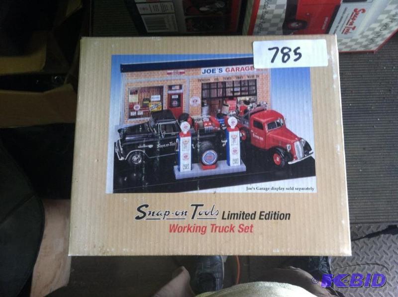 lot 785 image: Snap-on Working Truck Set, Set of 2 Banks
