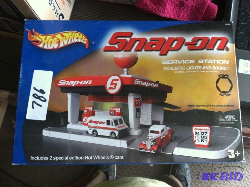 lot 786 image: Snap-on Service Station Hot Wheels Set
