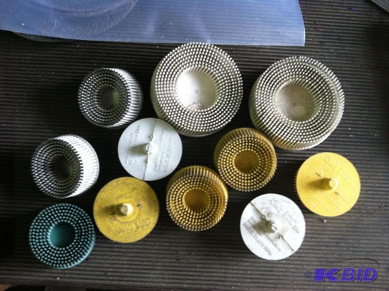 lot 828 image: 11 3M Roloc Bristle Disks 2 & 3 inch