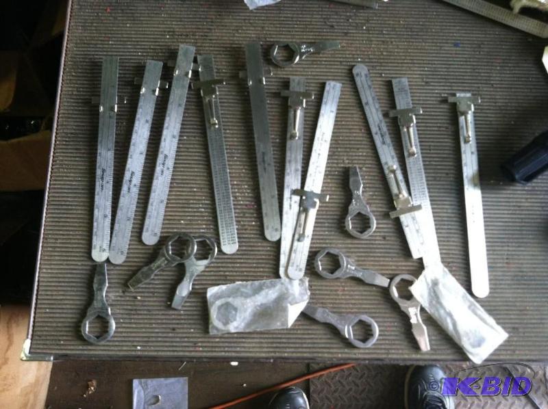 lot 829 image: 10 Snap-on 6 inch rulers and screwdrivers