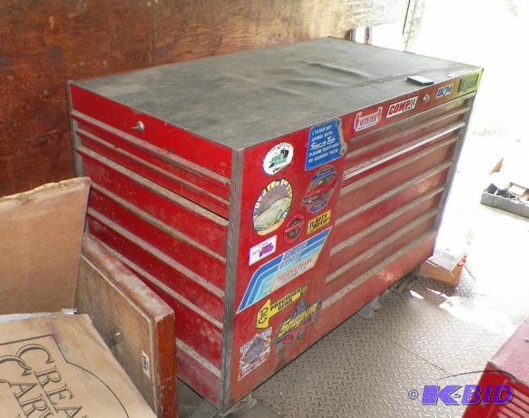 lot 83 image: Snap-on Tool Chest. Has Heavy Duty Castors, 7 Front Drawers, 5 End Drawers, & Locking Back Door That Opens to 3 Shelves. All Drawers Open & Lock. Comes wKey.