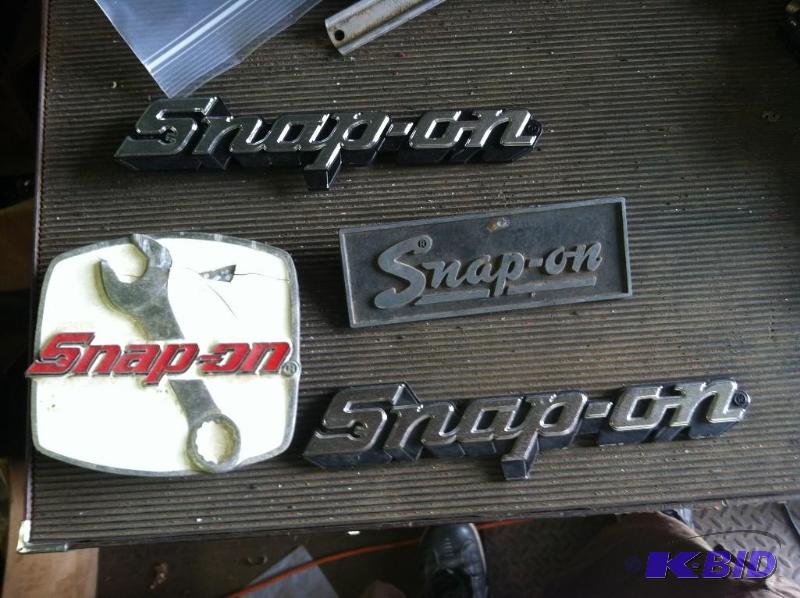 lot 833 image: Snap -on Logo lot - some have back pins broken off