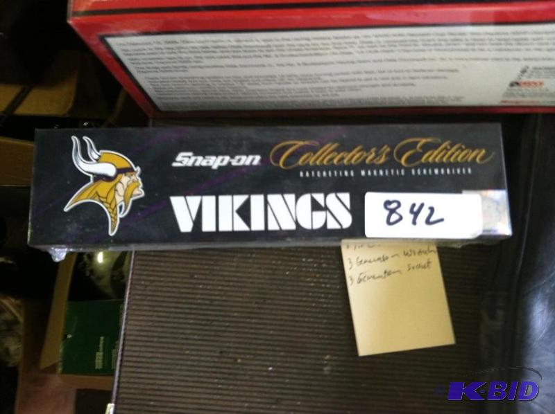 lot 842 image: Snap-on MinnB843B848esota Vikings Magnetic Ratcheting Magnetic Screwdriver STILL SEALED