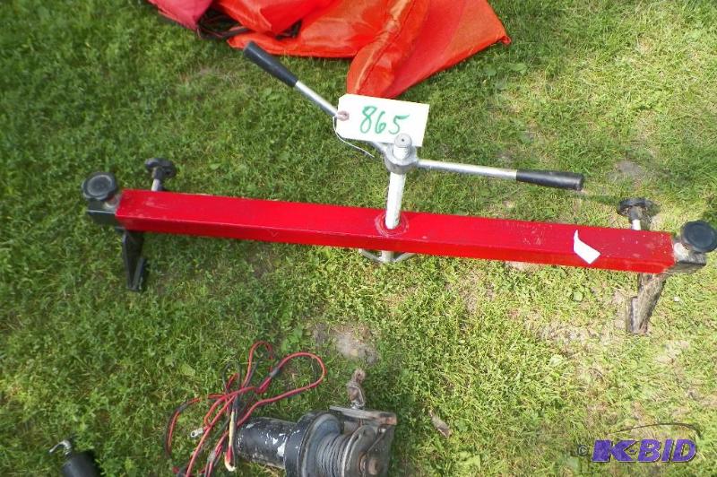 lot 865 image: Central Machinery 750lbs. Universal Engine Support