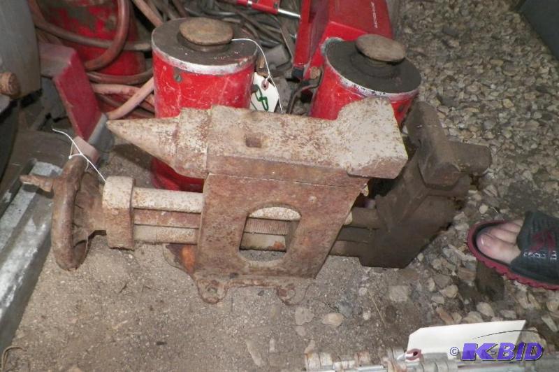 lot 870 image: Antique Vice & Anvil