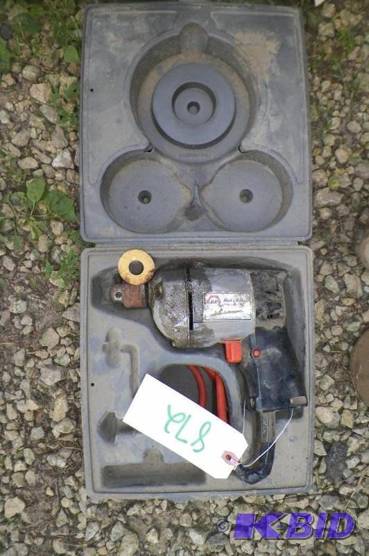 lot 872 image: Black & Decker Drill