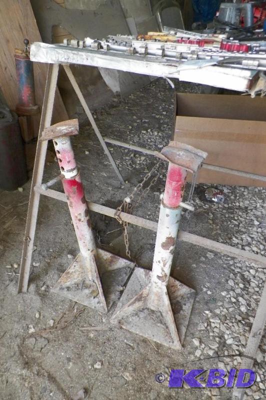 lot 890 image: Set of 2 Car Stands