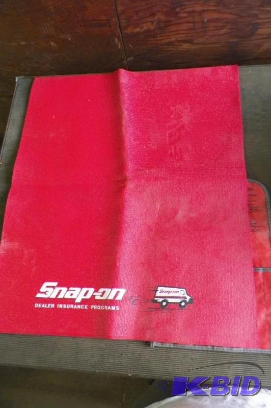 lot 90 image: Snap-on Protective Mat 20 x 24