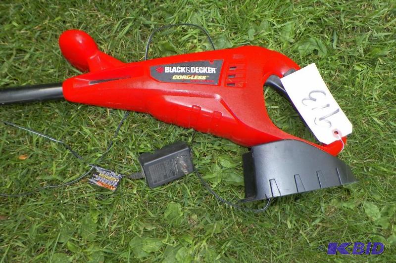 lot 913 image: Black & Decker Cordless Weed Whip
