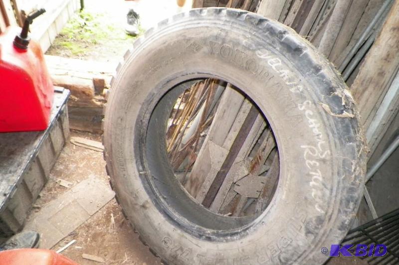 lot 921 image: Super Steel 773 Yokohama 10R22.5 Okay Tread