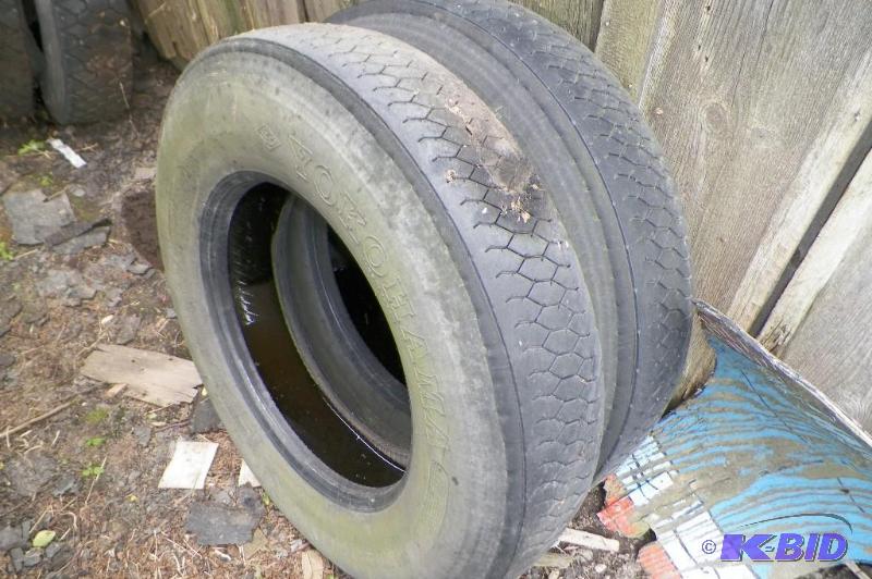 lot 923 image: Set of 2 Recapped Yokohama 10R22.5 Tires