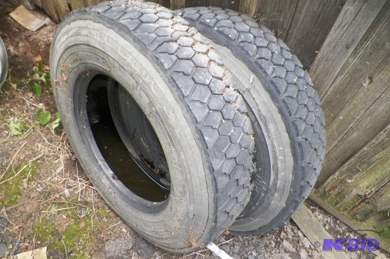 lot 924 image: Set of 2 Recapped 10R22.5 Tires