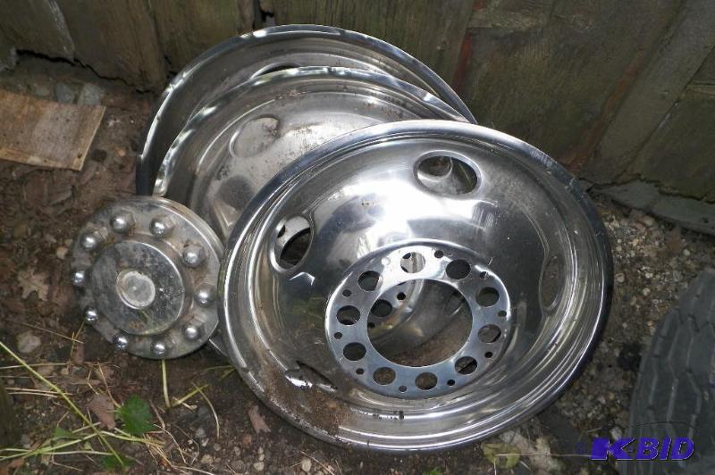 lot 925 image: 3 Rims 1 Center Cap 10R19.5