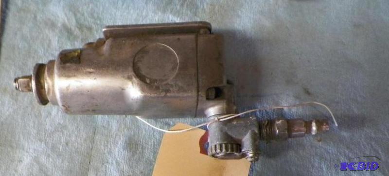 lot 928 image: Dayton 38 Air Impact Wrench Model No. 2Z484C Works