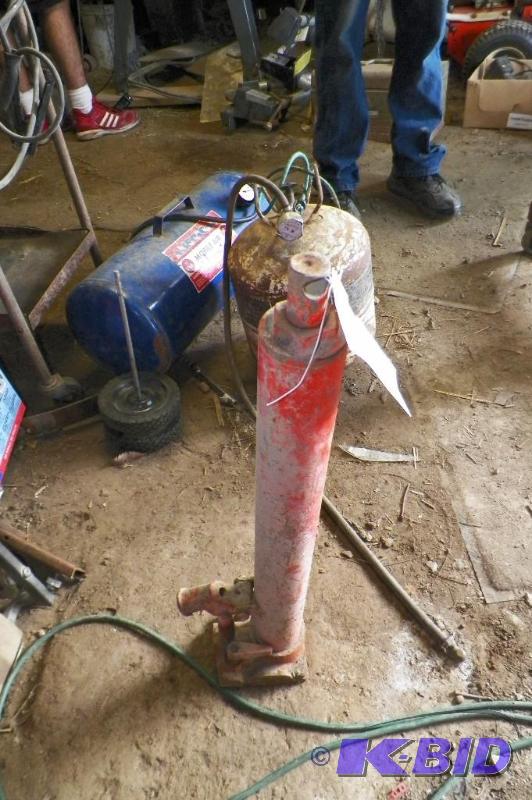 lot 930 image: Cherry Picker Air Jack