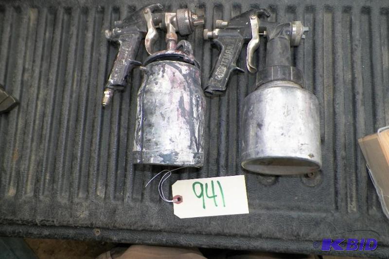 lot 941 image: 2 Craftsman Spray Paint Cans