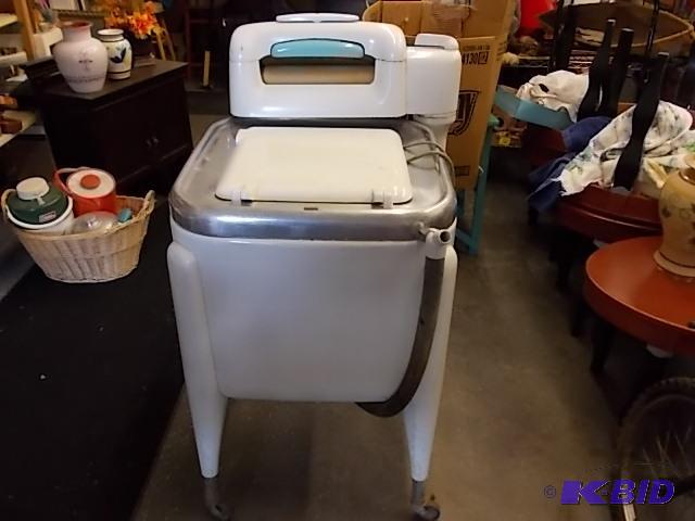 lot 2 image: Vintage Maytag Wringer Washer...