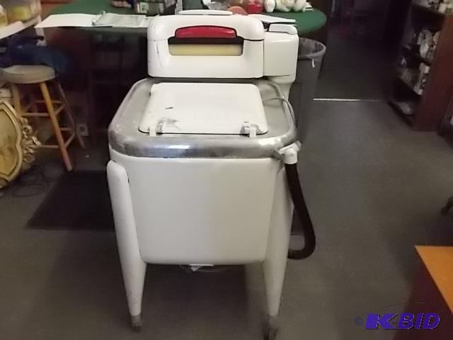 lot 3 image: Vintage Maytag Wringer Washer...