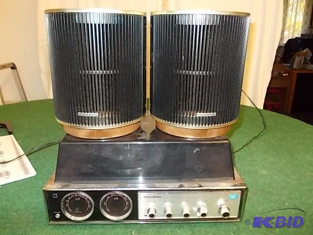 lot 64 image: Panasonic Stereo With Turntable - Powers Up, ...
