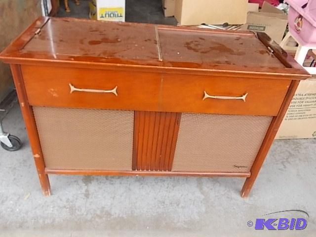 lot 7 image: Vintage Magnavox Console Stereo With Turntabl...