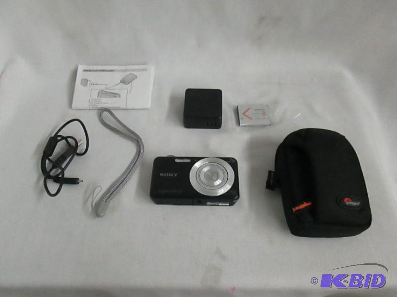 lot 10 image: Sony CyberShot 16MP 5X Zoom Digital Camera w Case