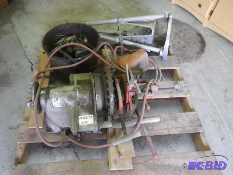 Rigid portable pipe threader, comes with stan...