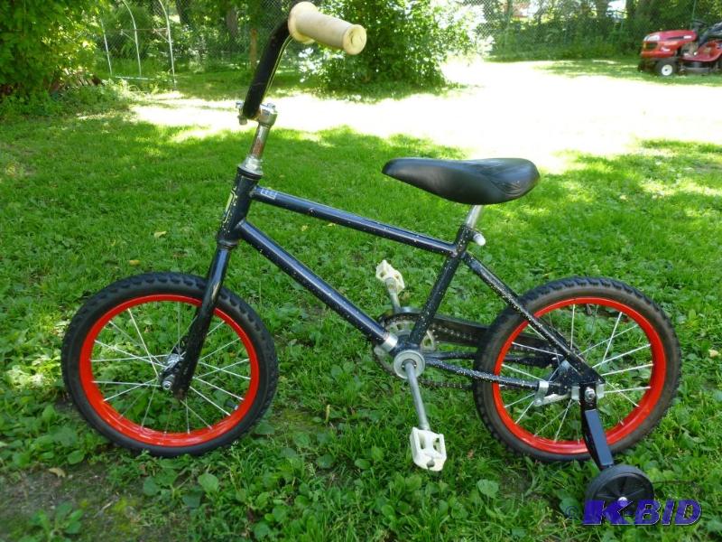 lot 14 image: Roadmaster USA 11" boys bike with train...