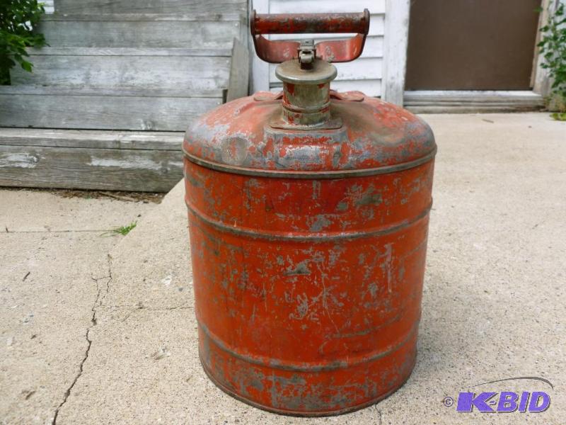 lot 22 image: Vintage Justrite 5 gallon galvanized steel ga...