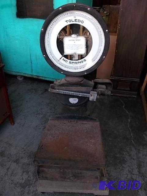 lot 1 image: Vintage Toledo 100 Pound Platform Scale...