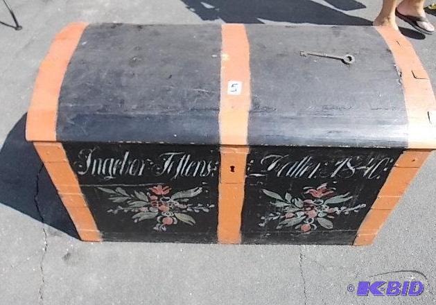 lot 5 image: Vintage Hump Back Trunk 38 12 x 22 x 21 Tall...