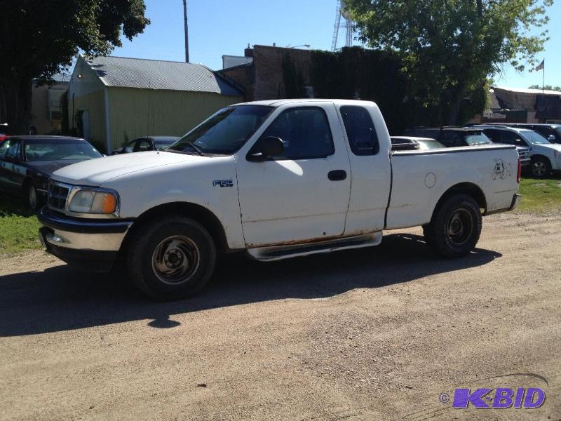 lot 7 image: 1997 Ford F150 XL Extended Cab 4x2