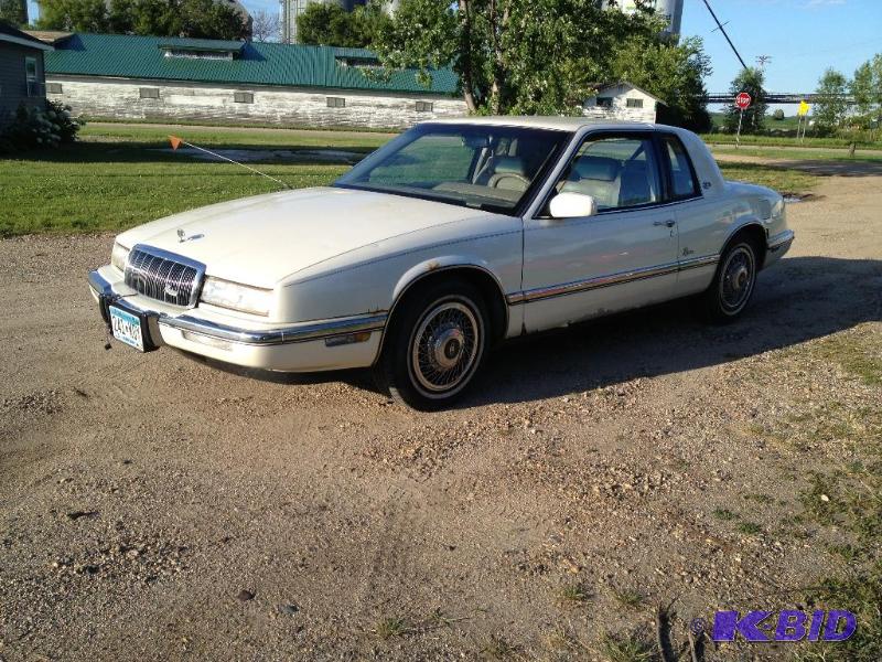 lot 9 image: 1991 Buick Riveria