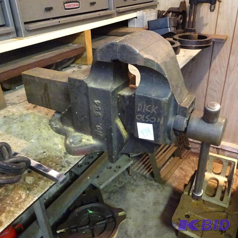 lot 174 image: heavy duty bench vise. 4" wide jaw...