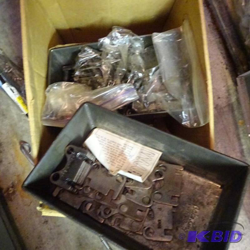 lot 254 image: Chevy SB, Misc valve springs, retainers, lock...
