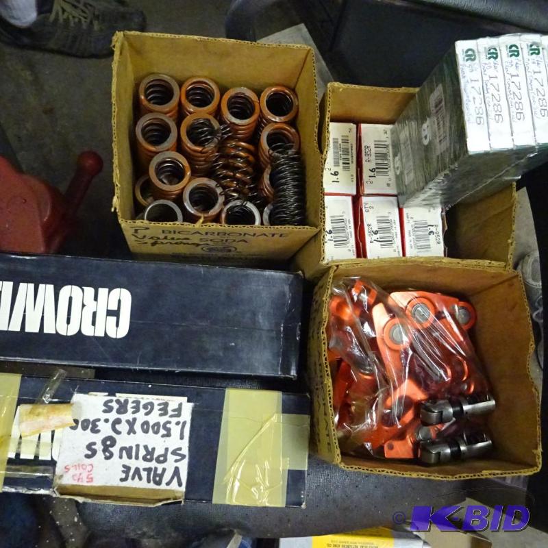 lot 259 image: 1.5 Chevy roller rockers 38 stud valve sprin...