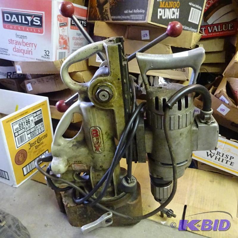 lot 303 image: Bux mag drill. Black and Decker 34 heavy dut...