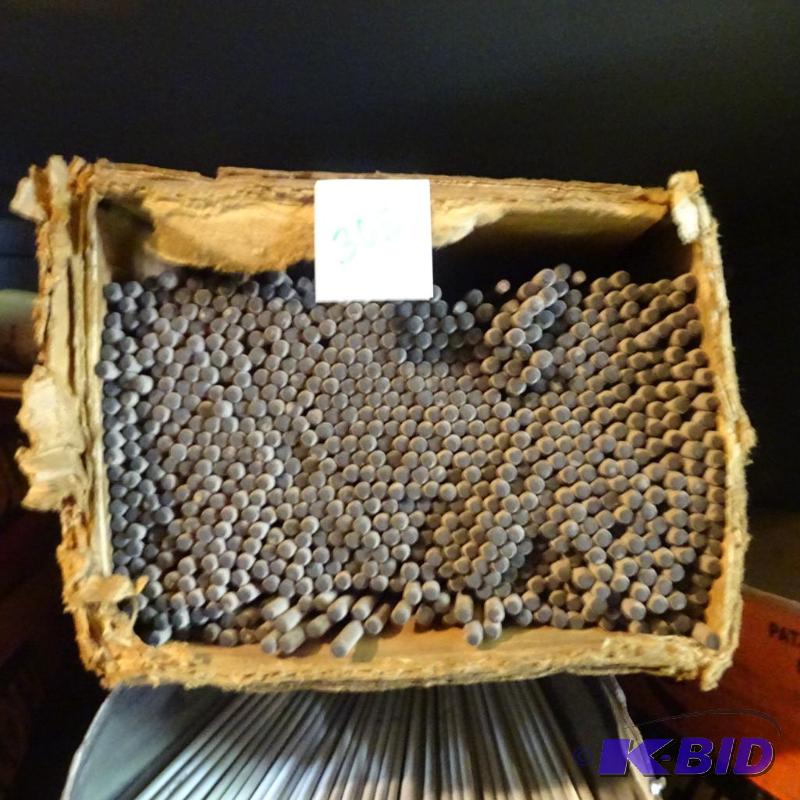 lot 305 image: full box of arc welding rods...